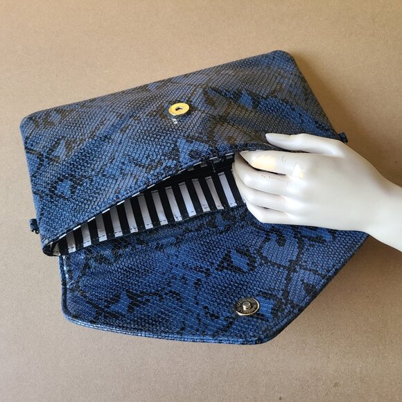 blue snake print clutch purse - Picture 4 of 6